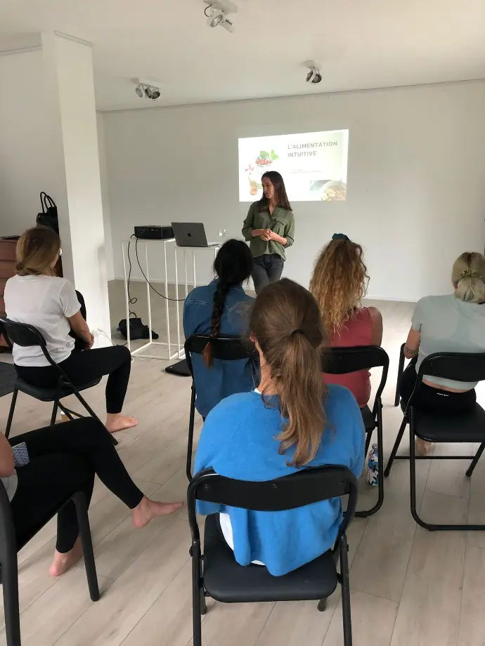 Photo de Charlotte Demortier donnant une conférence